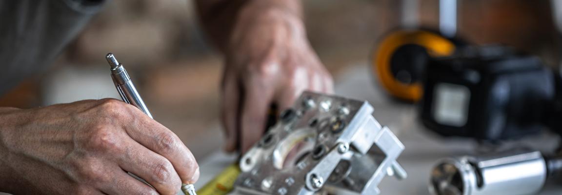 menuisier dans foulee outil professionnel pour percage precision dans bois min